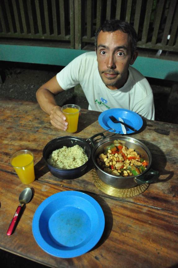 Comendo um saboroso frango xadrez no Parque Nacional Corcovado, na Península de Osa, no sul da Costa Rica